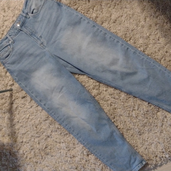 H&M DIVIDED Light Wash High Waisted MOM/BOYFRIEND CUT JEANS!! Like New! - Picture 5 of 7
